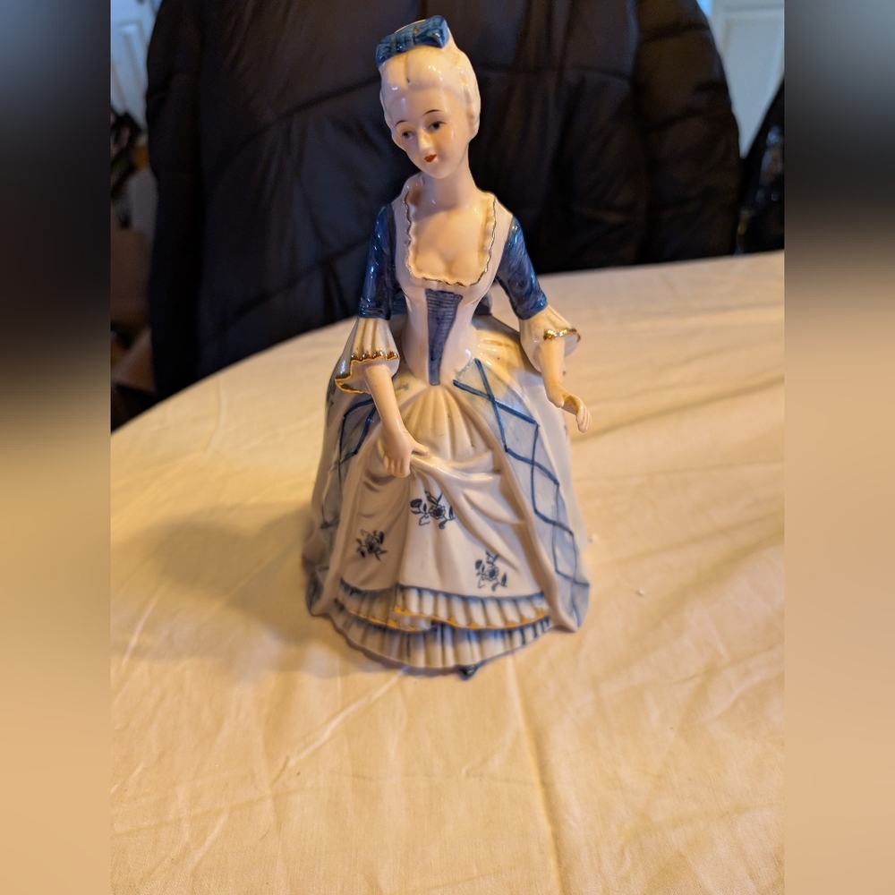 💥SALE💥Vintage Blue and White Porcelain Figurine